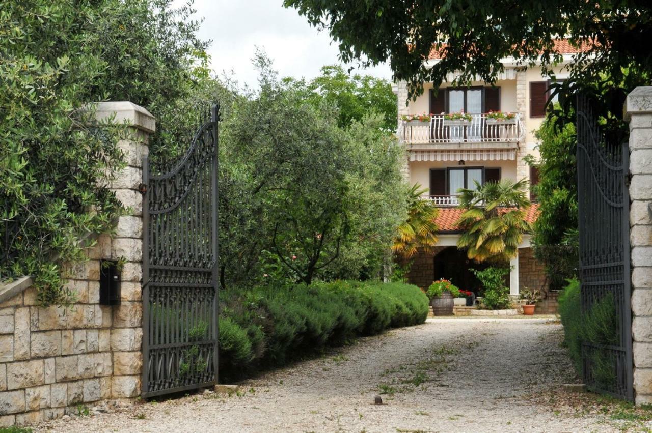 Hotel Haus Liliana Tar-Vabriga Exterior foto