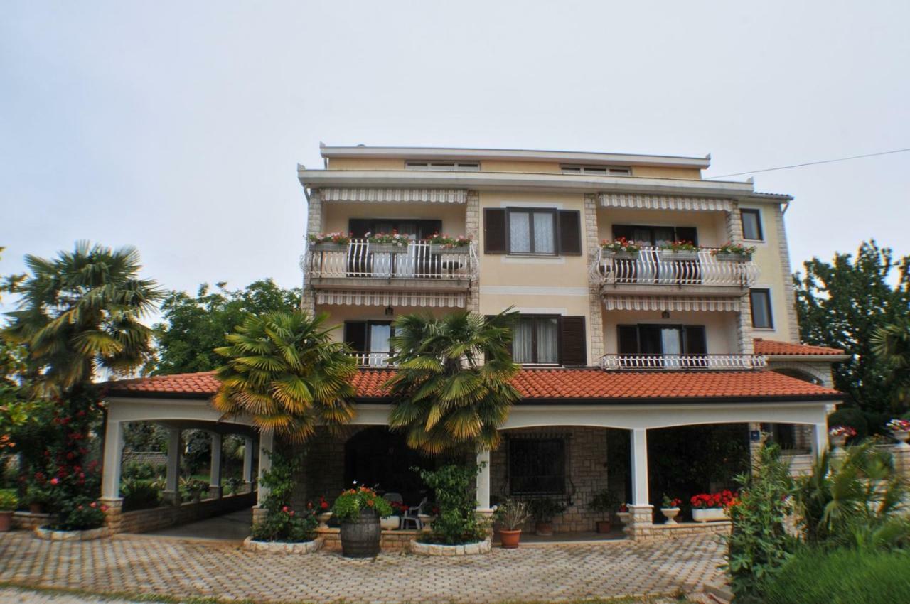 Hotel Haus Liliana Tar-Vabriga Exterior foto