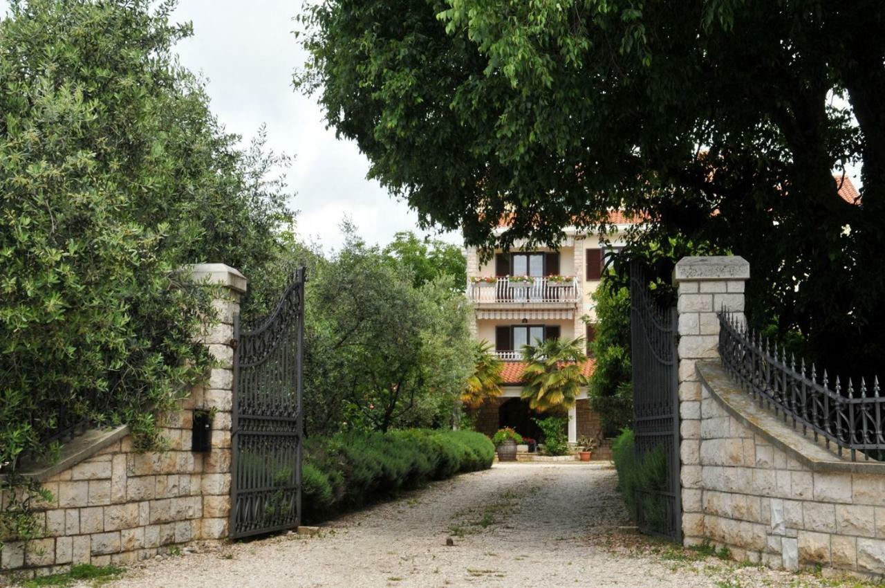 Hotel Haus Liliana Tar-Vabriga Exterior foto
